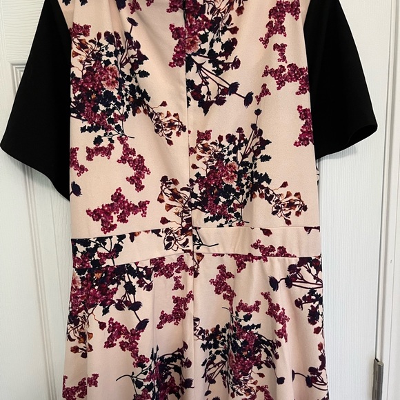 Beautiful midi dress with belt - Picture 3 of 3